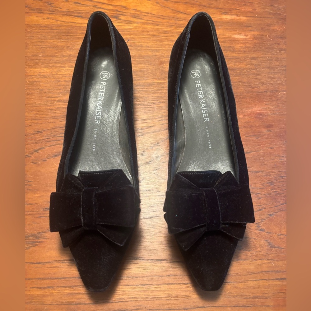 Peter Kaiser Black Velvet Heels with Bow - Picture 3 of 3
